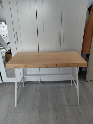 Elegant bureautje in bamboe beschikbaar voor biedingen