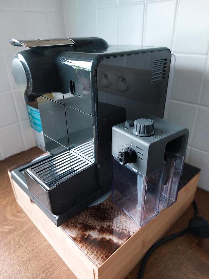 Nespresso lattisoma touch, Electroménager, Cafetières, Utilisé, Dosettes et capsules de café, Cafetière, 4 à 10 tasses, Réservoir d'eau amovible