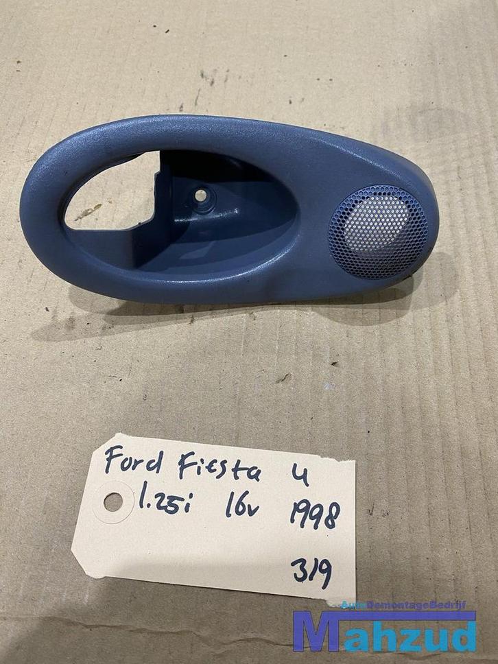 FORD FIESTA 4 Rechts speaker deur hendel kap 96FGA22620BDW, Auto diversen, Autoradio's, Ophalen of Verzenden