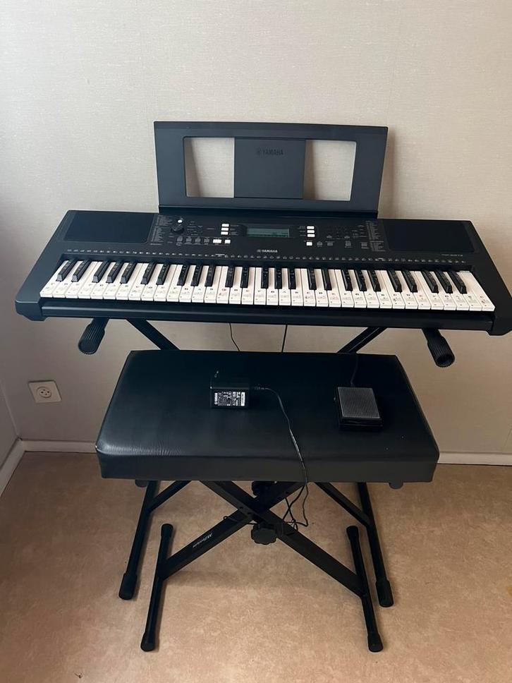 Clavier + support + banc + pédale Yamaha PSR-E373, Musique & Instruments, Claviers, Comme neuf, Yamaha, Enlèvement ou Envoi
