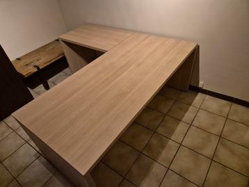Hoekbureau bureau  beschikbaar voor biedingen