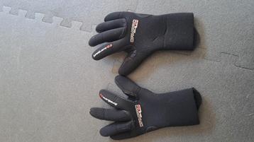 Duikhandschoenen beschikbaar voor biedingen