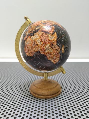 Decoratieve wereldbol, in uitstekende staat. beschikbaar voor biedingen