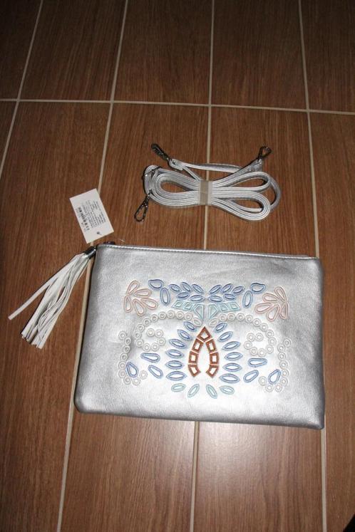 Petit sac à bandoulière argenté, Bijoux, Sacs & Beauté, Sacs | Sacs à bandoulière, Neuf, Autres marques, Argent, Enlèvement ou Envoi