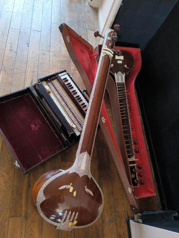Indische instrumenten lot Sitaar en Harmonium, bas gitaar  beschikbaar voor biedingen