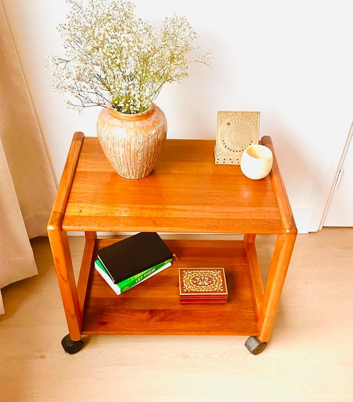 Grote vintage serveerwagen vol teakhout. Deens design, Huis en Inrichting, Tafels | Bijzettafels, Zo goed als nieuw, Rechthoekig
