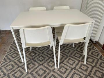 Eettafel + 4 stoelen (Lichte gebruikerssporen)