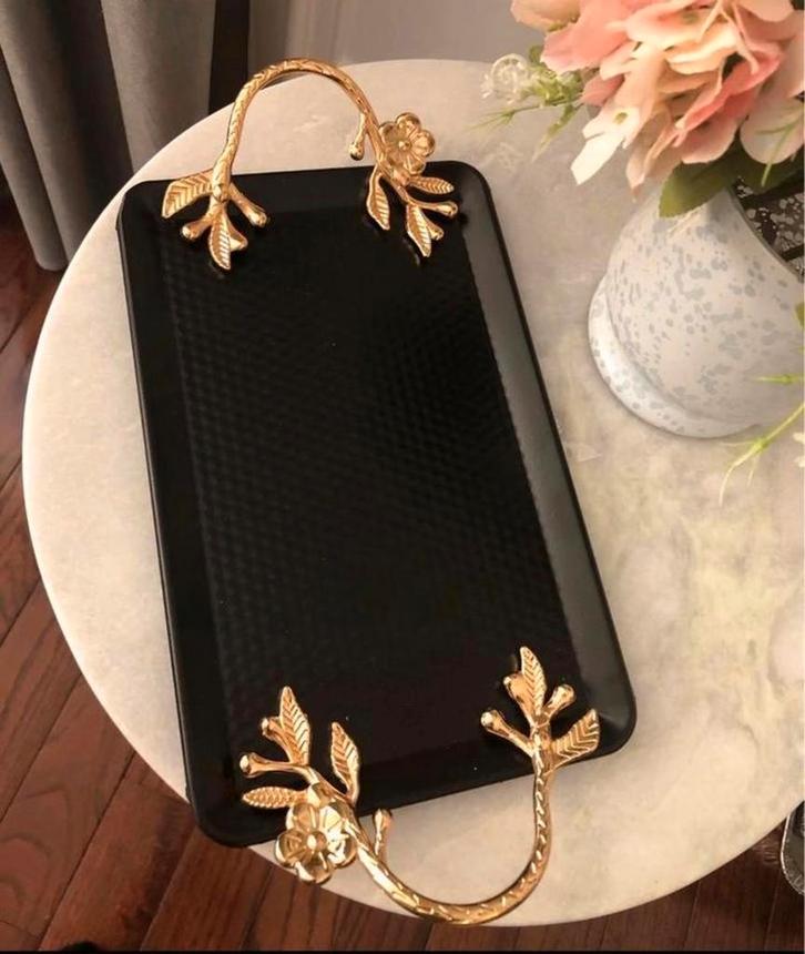 Assiette de service en métal noir, plateau, poignées dorées, Maison & Meubles, Accessoires pour la Maison | Plateaux, Comme neuf