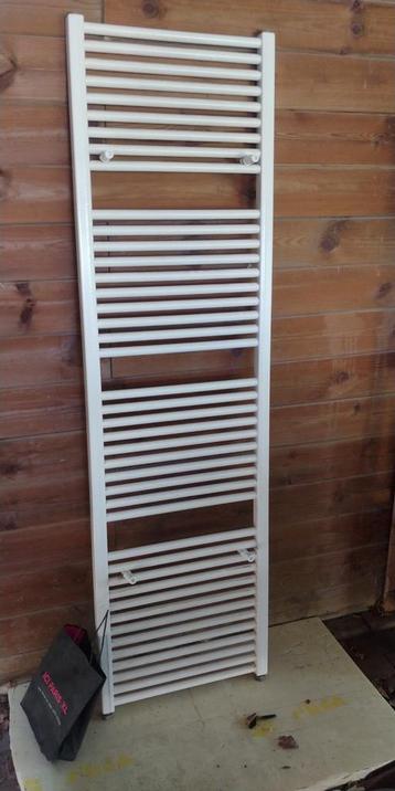 Handdoekradiator met bevestigingsmateriaal  beschikbaar voor biedingen