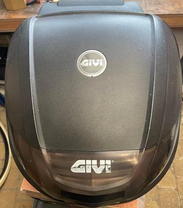 Givi topkoffer met montageplaat beschikbaar voor biedingen