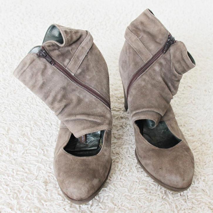 Suede Roberto d’Angelo Pumps (Maat 40) s14 € 65,-, Kleding | Dames, Schoenen, Zo goed als nieuw, Pumps, Beige, Verzenden