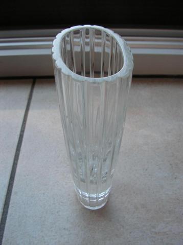 Joli vase en verre de forme ovale lourd.