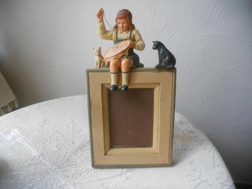 Landelijk Hoekframe meisje zittend + 2 katten (frame H), Huis en Inrichting, Woonaccessoires | Lijsten, Hout, Ophalen of Verzenden