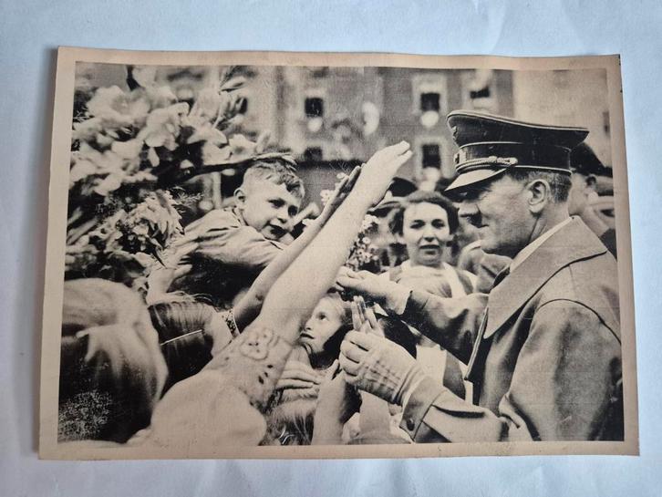 Foto Hitler te midden van kinderen in Eger, 1938, Verzamelen, Militaria | Tweede Wereldoorlog, Ophalen of Verzenden