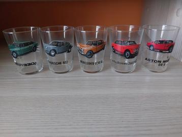 Set old timer glazen beschikbaar voor biedingen