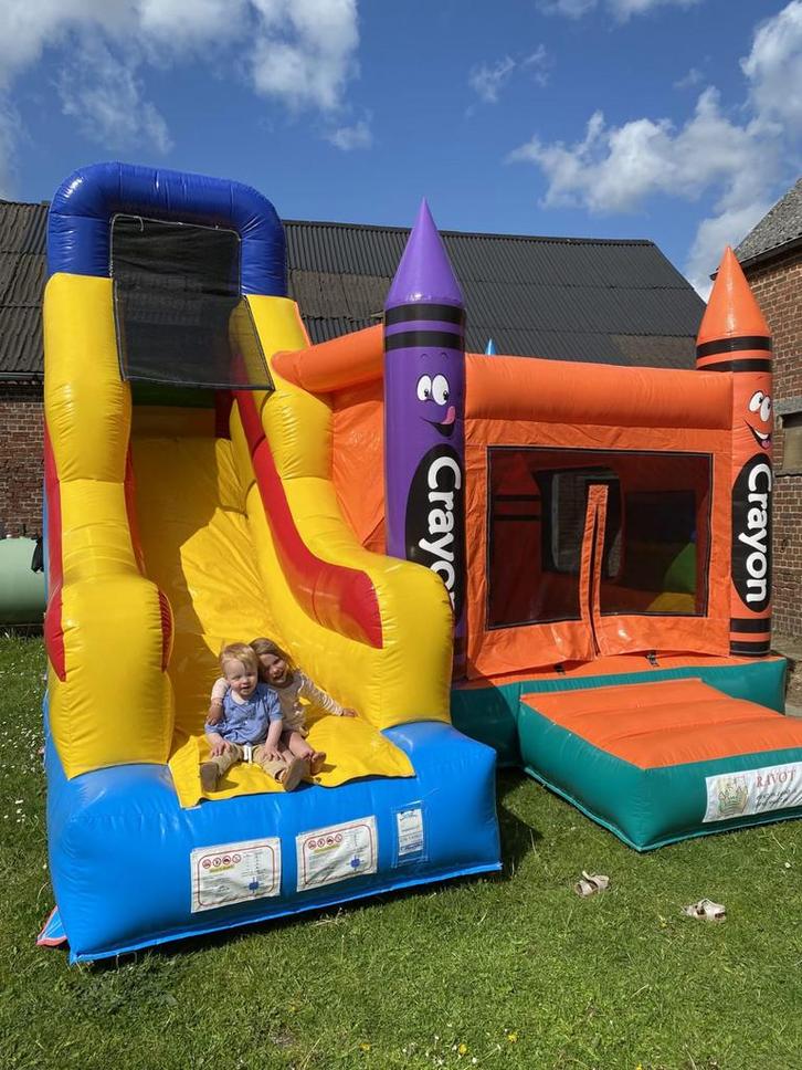 Crayon springkasteel 2023 te koop, Hobby en Vrije tijd, Feestartikelen | Verhuur, Zo goed als nieuw, Ophalen