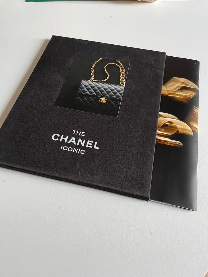 Chanel boek - magazine met cover, Boeken, Tijdschriften en Kranten, Zo goed als nieuw, Damesbladen, Ophalen of Verzenden