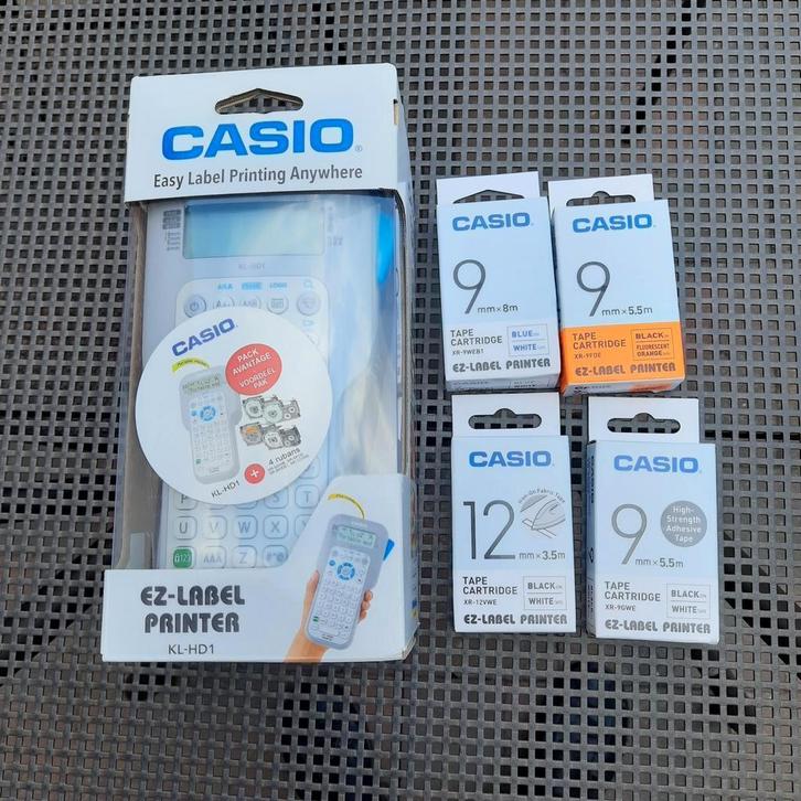 IMPRIMANTE CASIO EZ-LABEL KL-HD1 +4 cartouches.NEUF*SCELLE*, Informatique & Logiciels, Étiqueteuses, Neuf, Étiquette en bande