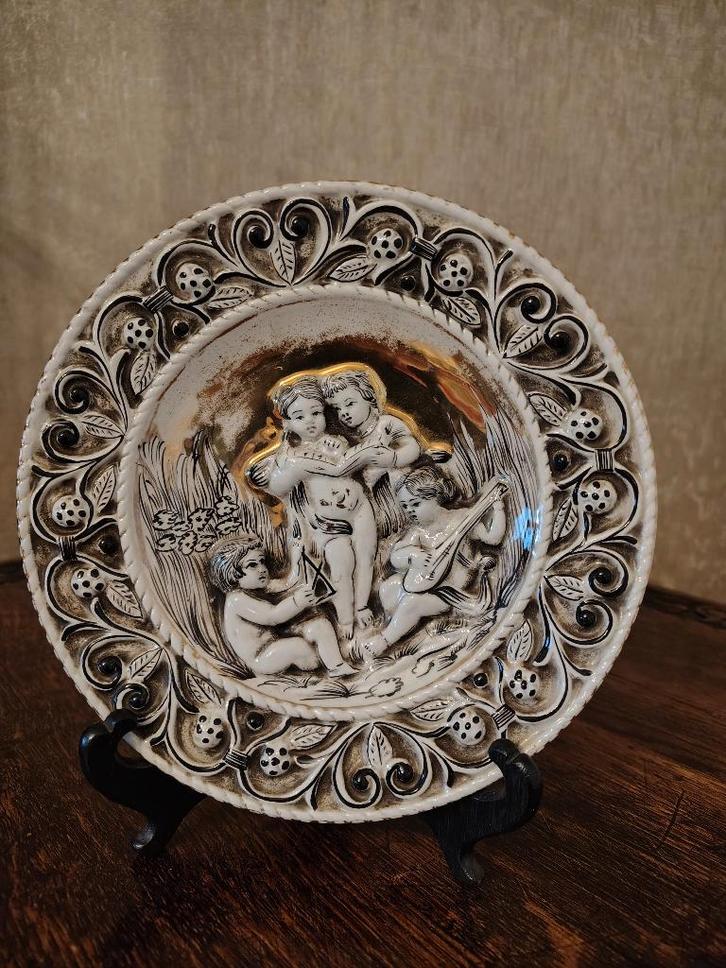 porseleinen bord met het merkteken 'Capodimonte ITALY', Antiek en Kunst, Antiek | Keramiek en Aardewerk, Ophalen