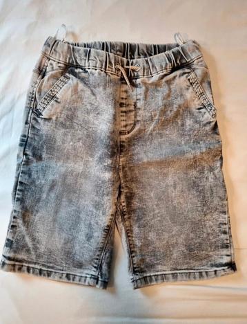 Grijze short maat 158/164 beschikbaar voor biedingen