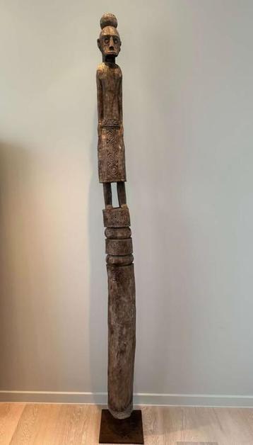 Indonesische Totempaal beschikbaar voor biedingen