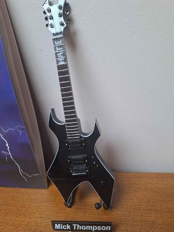 Mick Thomson (Slipknot) handgemaakte miniatuurgitaar Éch beschikbaar voor biedingen