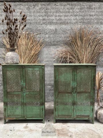 Groene atelierkasten ijzer en hout in prachtig patina  beschikbaar voor biedingen