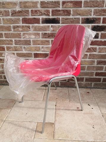 Chaises  avec coque en plastique rouge 