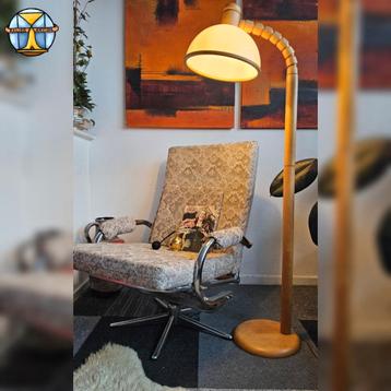 Lampadaire vintage en pin danois par Solbackens Svarveri, an disponible aux enchères