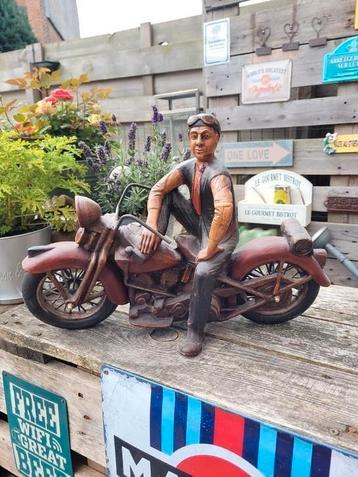 Biker gemaakt van hout en metaal.  beschikbaar voor biedingen