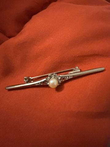 Kleine broche met perle fine beschikbaar voor biedingen