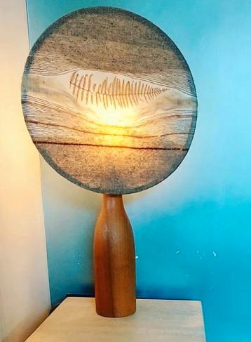 Lampe de table en bois, laine et plantes 