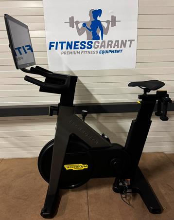 NIEUW Technogym Upright Bike Interactive Live 22 inch Fiets beschikbaar voor biedingen