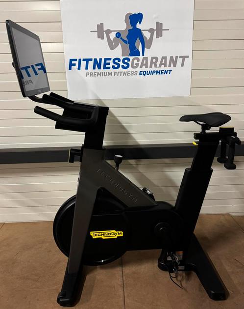 NIEUW Technogym Upright Bike Interactive Live 22 inch Fiets, Sport en Fitness, Fitnessmaterialen, Ophalen