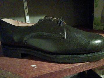 nieuwe zwarte lederen schoenen beschikbaar voor biedingen