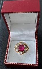 Gouden ring / rood steen, Handtassen en Accessoires, Ringen, Ophalen, Zo goed als nieuw, Rood