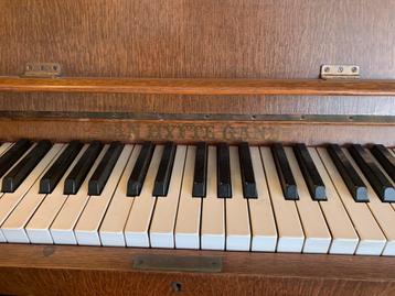 Buffet piano beschikbaar voor biedingen
