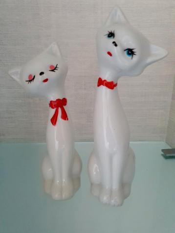 Twee mooie poezen in keramiek.  beschikbaar voor biedingen