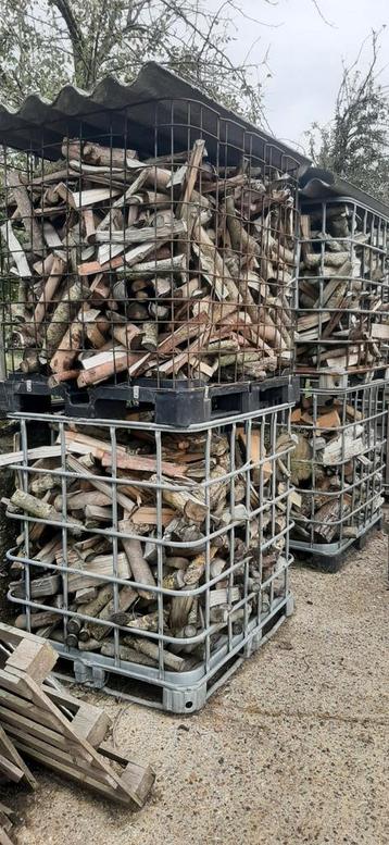 wilgenhout gekliefd en droog. afgehaald te Lotenhulle,Aalter beschikbaar voor biedingen