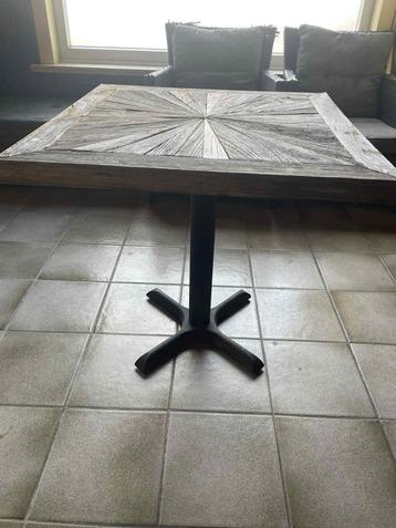Mooie houten tafel beschikbaar voor biedingen