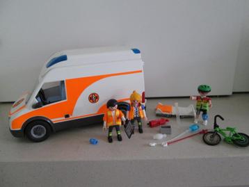 Playmobil ; ziekenwagen  nr 70049 met licht en geluid en 3 p beschikbaar voor biedingen