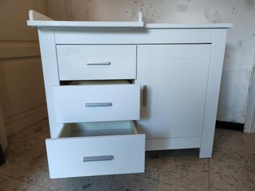 commode met verschoontafel baby beschikbaar voor biedingen