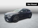 Mercedes-Benz GLA 180 AMG Line + NIGHTPAKKERT + SURROUND VIE, Auto's, Mercedes-Benz, Stof, Gebruikt, 4 cilinders, 136 pk