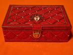 Boîte ancienne métallique rouge reliefs avec fermoir, Collections, Enlèvement ou Envoi, Utilisé
