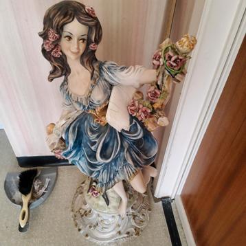 Grande statue en biscuit, Enlèvement
