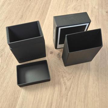 Polaroid ontwikkelingsdoos en bewaardoos beschikbaar voor biedingen