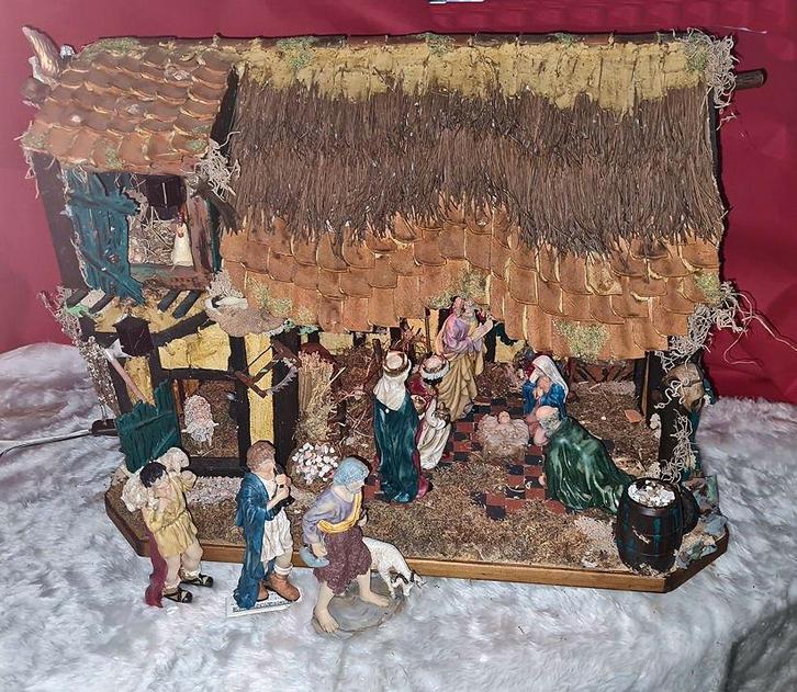 Kerststal ( 70 x 40 x 50 cm) verlicht  en met beelden, Diversen, Kerst, Zo goed als nieuw, Ophalen