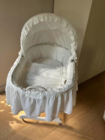 Witte wieg, netjes en proper beschikbaar voor biedingen