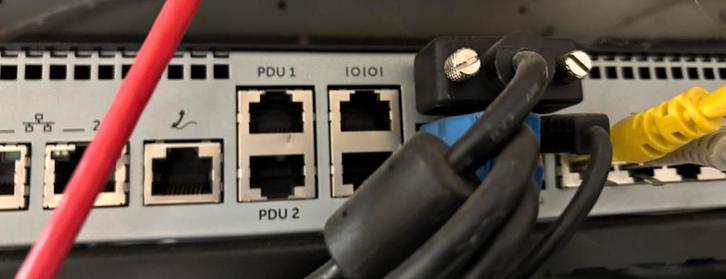 8 port digitale kvm met koppelstukken analoog + 18inch moni, Computers en Software, Netwerk switches, Zo goed als nieuw, Ophalen