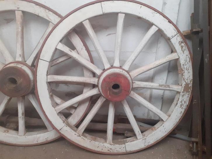 Twee karrewielen karwielen houten wielen, Antiquités & Art, Antiquités | Meubles | Tables, Enlèvement